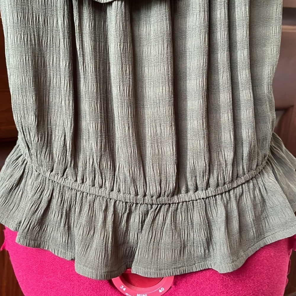 Express NWT Beautiful On/off shoulder Blouse front tie up Cropped Size L - Picture 10 of 13